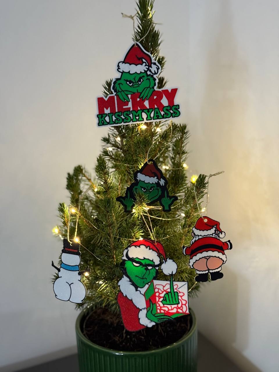 Tróger Grinch Christmas Tree Ornament – ​​The most cheeky inhabitant of the tree!